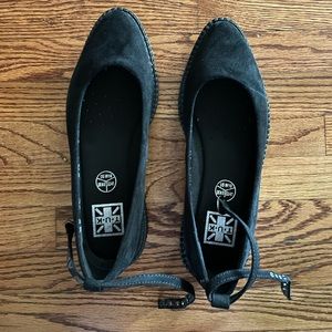 Tuks black pointed ballerina